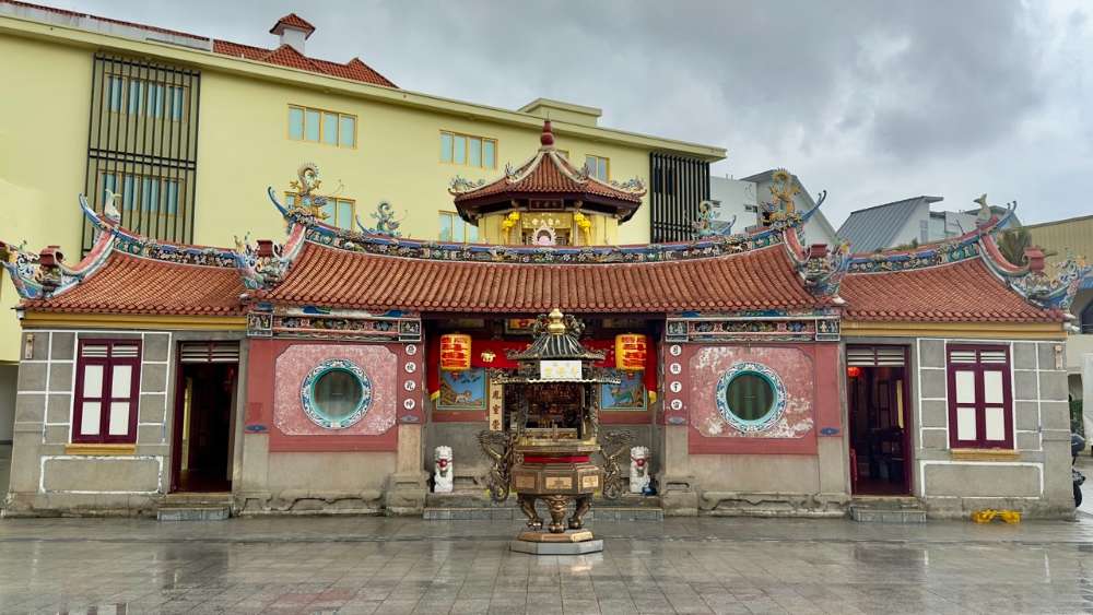 Built in 1921, Tou Mu Kung temple is the oldest Taoist temple in Singapore dedicated to worshipping the Taoist deity 九皇爷 (Jiu Huang Ye or "Nine Emperors God").
