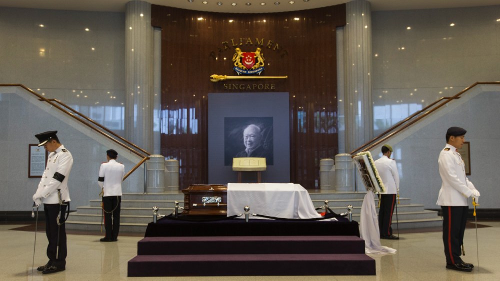 Top military leaders stood vigil by Lee’s casket as a symbol of the highest military honours.